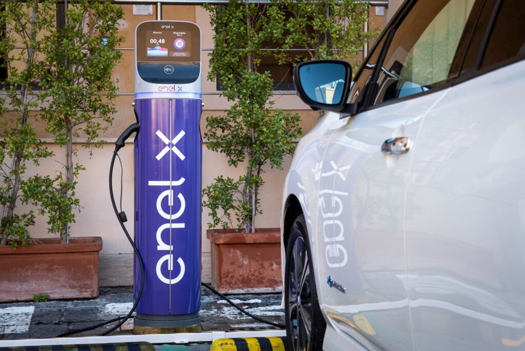 Caro energia e ricarica auto elettrica: Enel X aumenta le tariffe dal 7 marzo