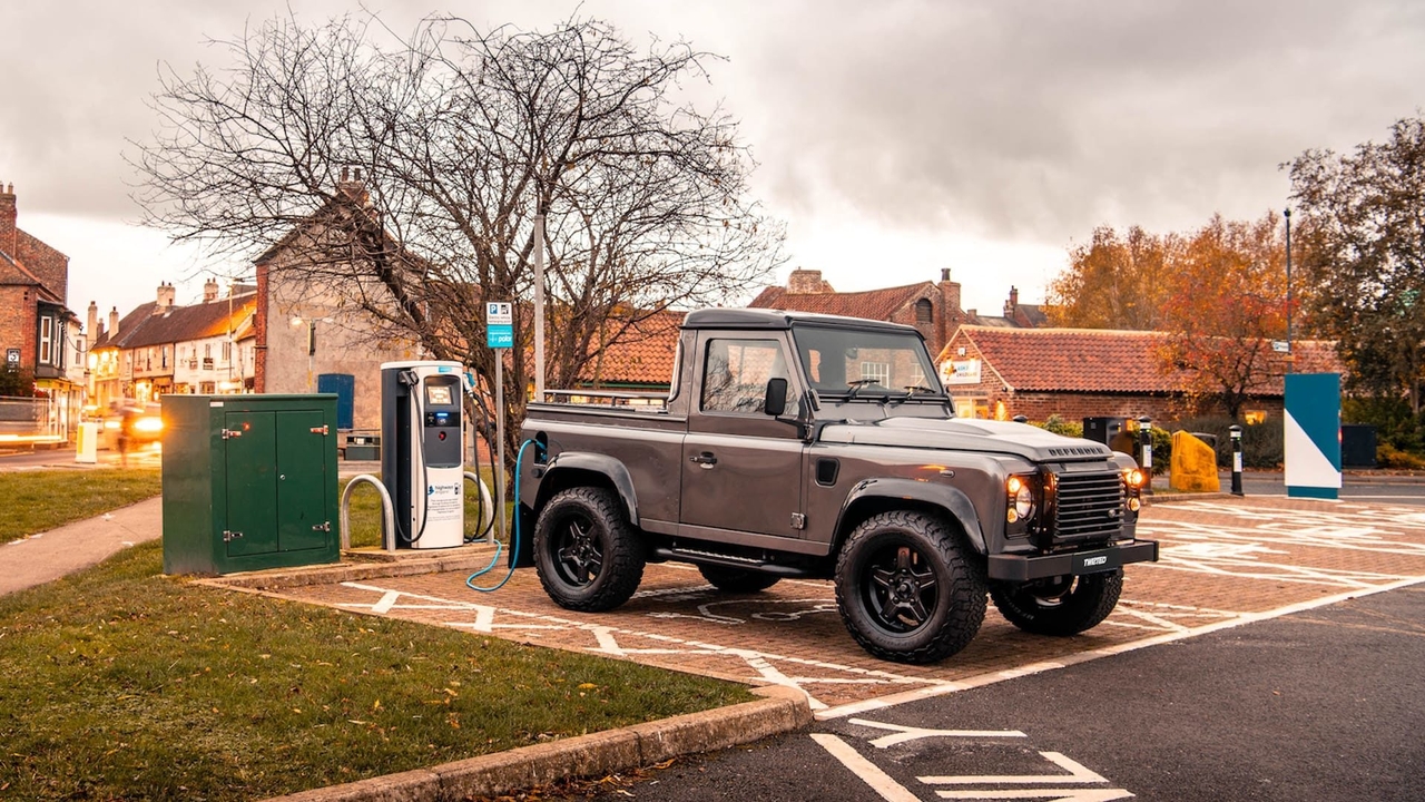Land Rover Defender: il modello originale si trasforma in un veicolo elettrico