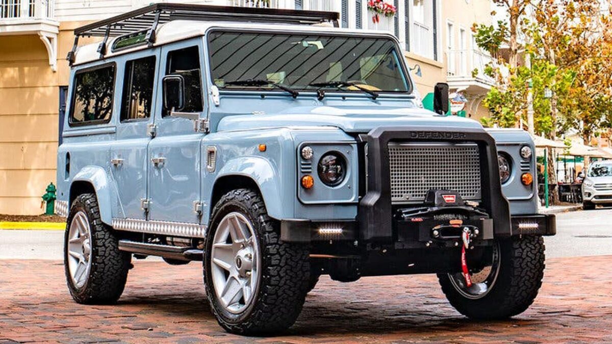 Land Rover Defender: ecco il restomod elettrico con motore Tesla