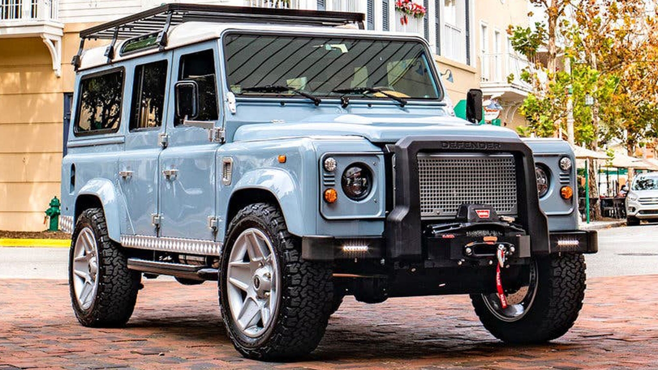 Land Rover Defender: ecco il restomod elettrico con motore Tesla
