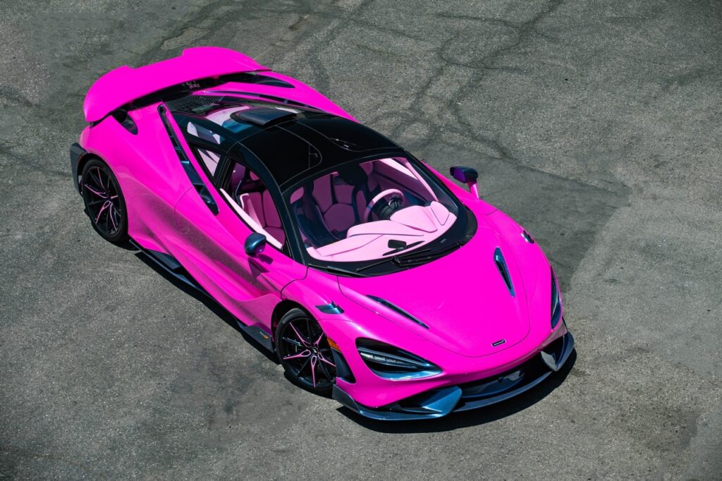 McLaren 765LT: ecco l’esemplare rosa personalizzato da MSO [VIDEO]