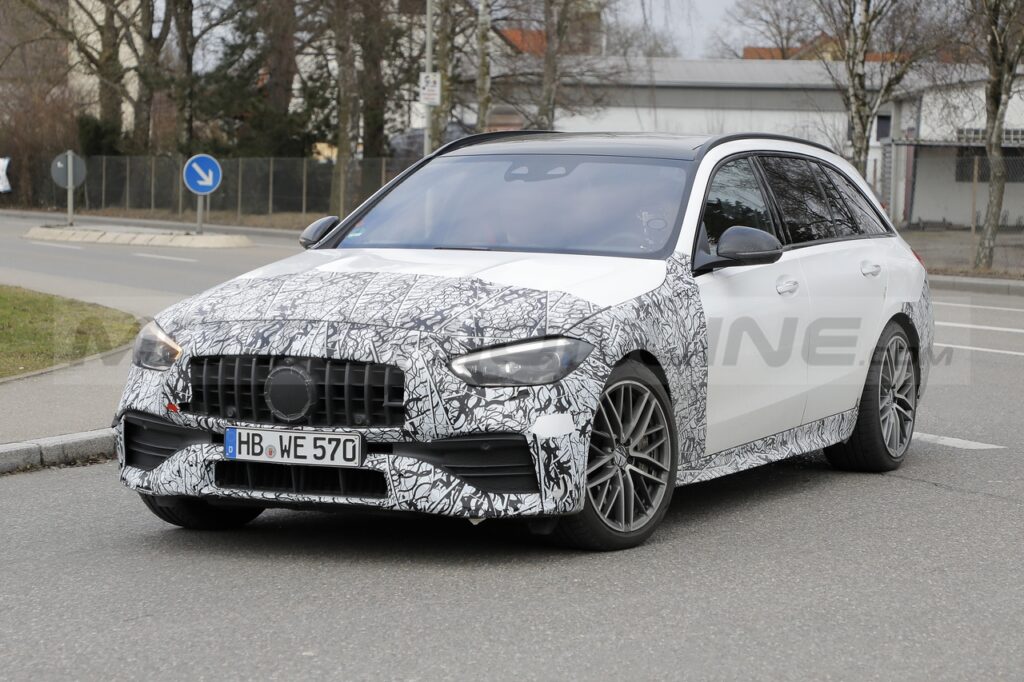 Mercedes-AMG C 43 2023: ecco la station wagon con poco camuffamento [FOTO SPIA]