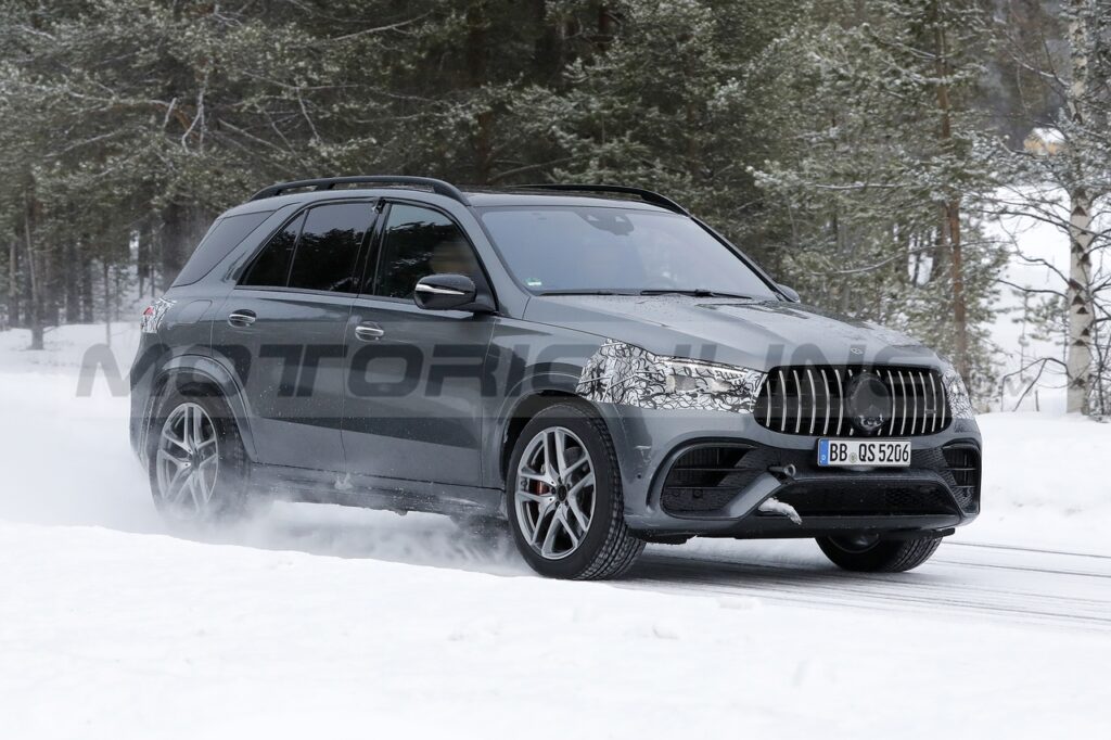 Mercedes-AMG GLE 63 2023 avvistato in Svezia con poco camuffamento [FOTO SPIA]