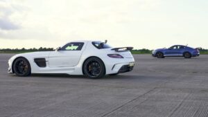 Mercedes-Benz SLS AMG Black Series vs Ford Mustang Shelby GT500: chi vince la drag race? [VIDEO]