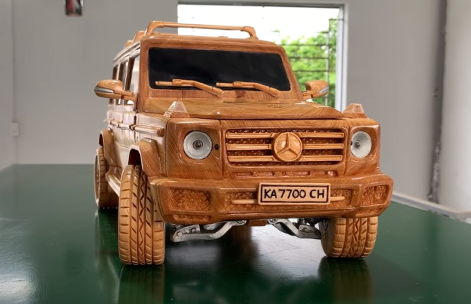 Mercedes G500 4×4² scolpita nel legno: un modellino fuori dal comune [VIDEO]