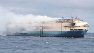 Nave cargo in fiamme: l’incendio è stato finalmente spento