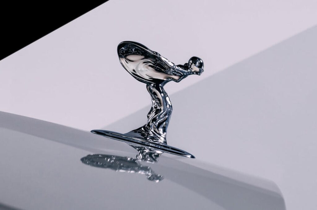 Rolls-Royce presenta il nuovo Spirit of Ecstasy con design aerodinamico