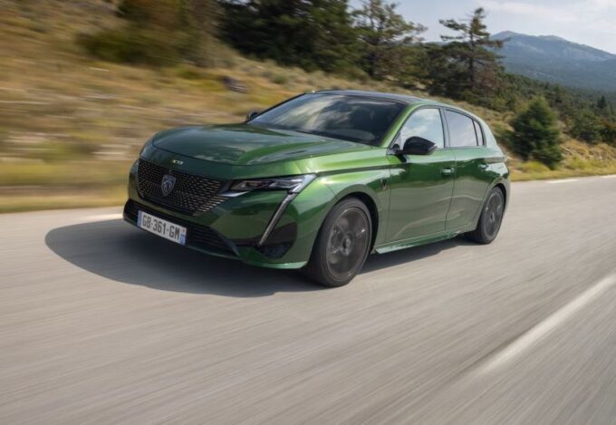 Peugeot 308: tra le candidate ad Auto dell’Anno 2022. A 20 anni dalla 307