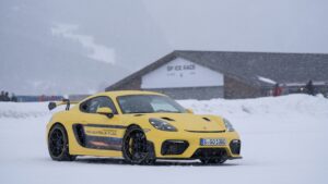 Porsche 718 Cayman GT4 RS: svelata in Europa la vettura alimentata da benzina sintetica