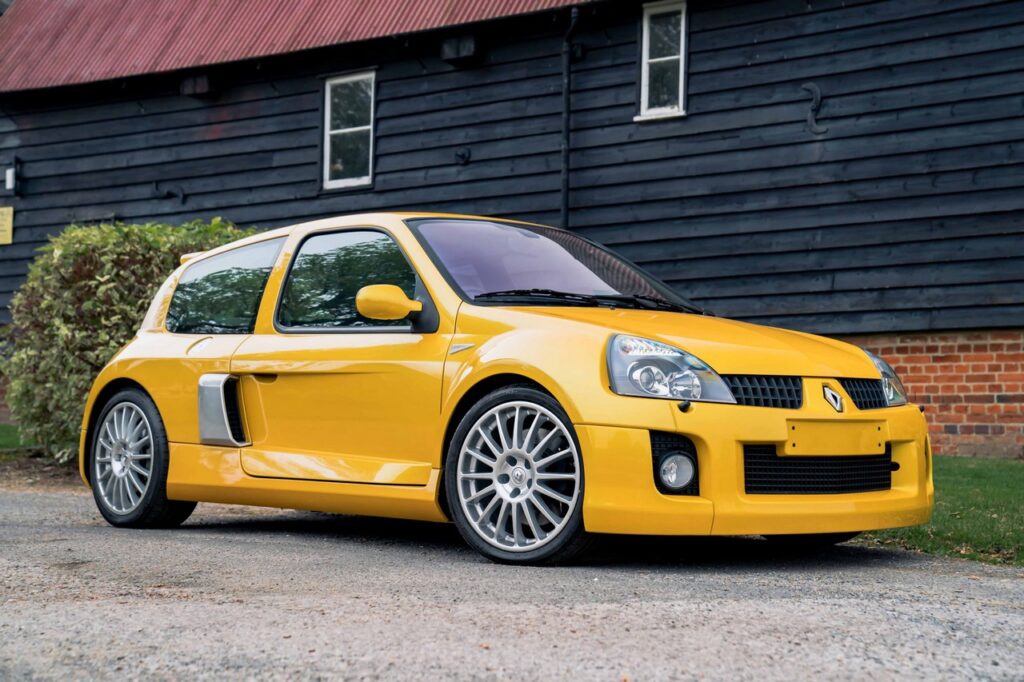 Renault Clio V6: come nacque la sportiva, tra Ferrari e Twingo [VIDEO]