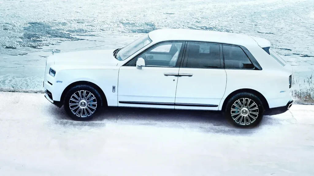 Rolls-Royce Cullinan Frozen Lakes: debutta la nuova edizione speciale [FOTO]