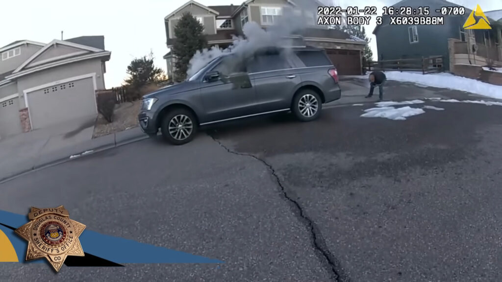 Sceriffo salva un cane intrappolato in una Ford in fiamme [VIDEO]