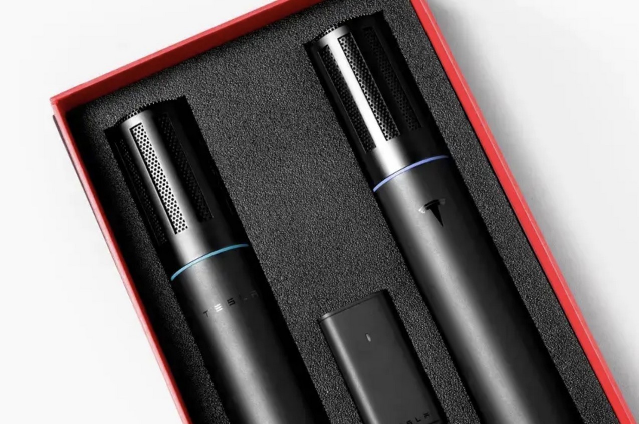 Tesla: lanciato in Cina il microfono per il karaoke in auto