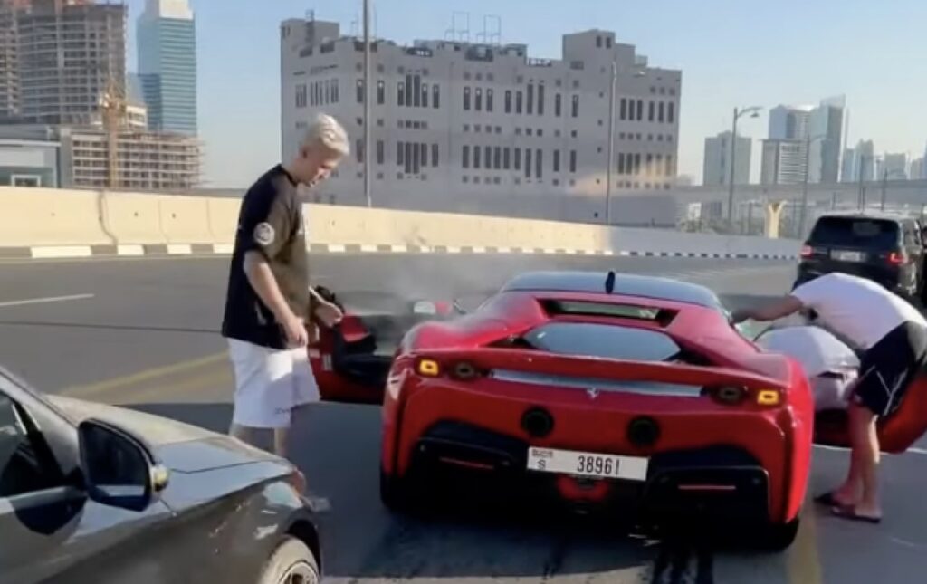 Noleggia una Ferrari SF90 a Dubai ma perde il controllo e si schianta [VIDEO]