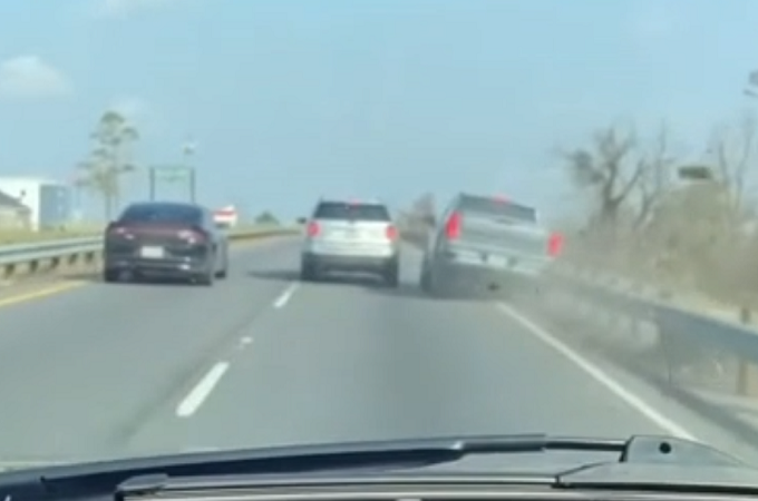 Prova il sorpasso sulla corsia d’emergenza ma si schianta sul guardrail [VIDEO]