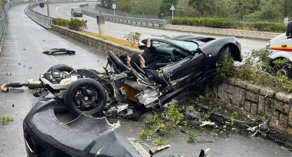 Hong Kong: la Lotus va in frantumi ma i due rimangono completamente illesi [VIDEO]