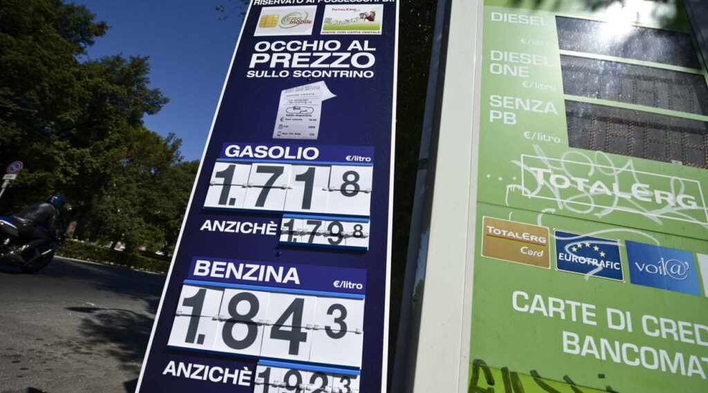 Benzina, i prezzi salgono ancora: 1,819 €/l, ai massimi da quasi dieci anni