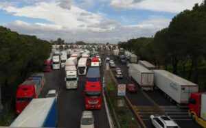 Caro carburanti, scoppiano le proteste dei camionisti: blocchi stradali in Puglia e Sicilia