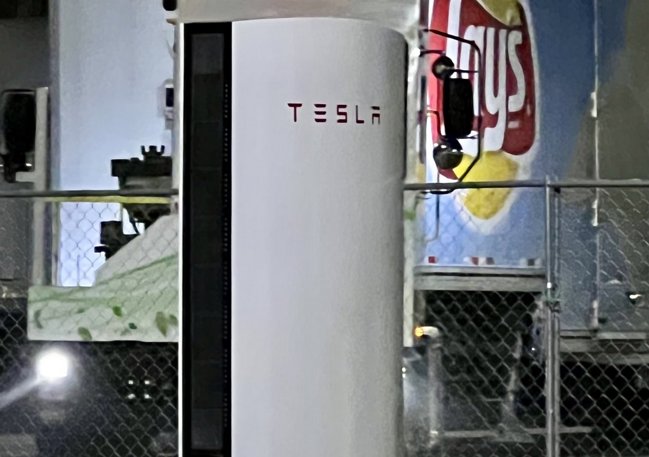Tesla: installate le prime colonnine Megacharger da 1,5 MW