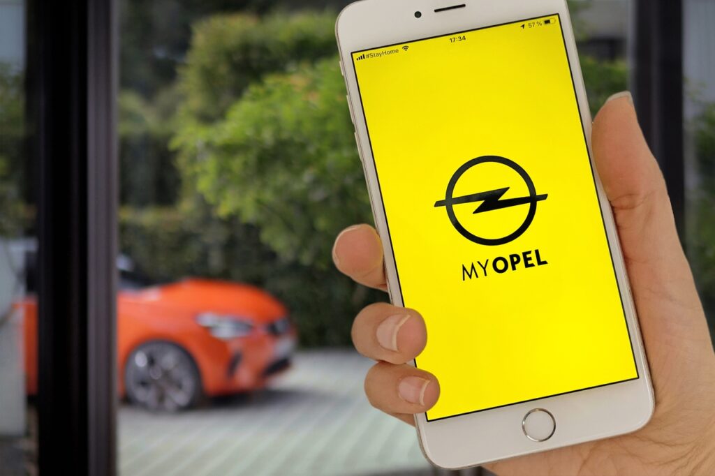 Opel: l’app MyOpel mostra funzioni dedicate alle auto elettrificate