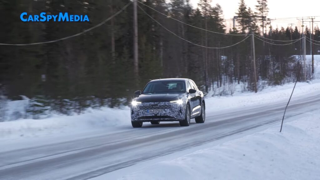 Audi e-tron 2023: il restyling in azione vicino al Circolo Polare Artico [VIDEO SPIA]