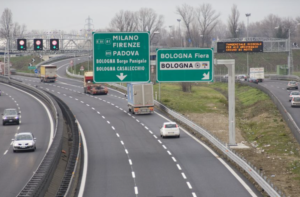 Bologna, camion in fiamme sulla A14: chiusa l’autostrada