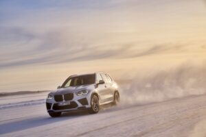 BMW iX5 Hydrogen affronta i test invernali vicino al Circolo Polare Artico
