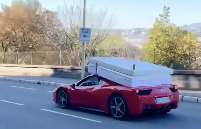 Ferrari 458 Italia: la super car usata per trasportare un letto [VIDEO]