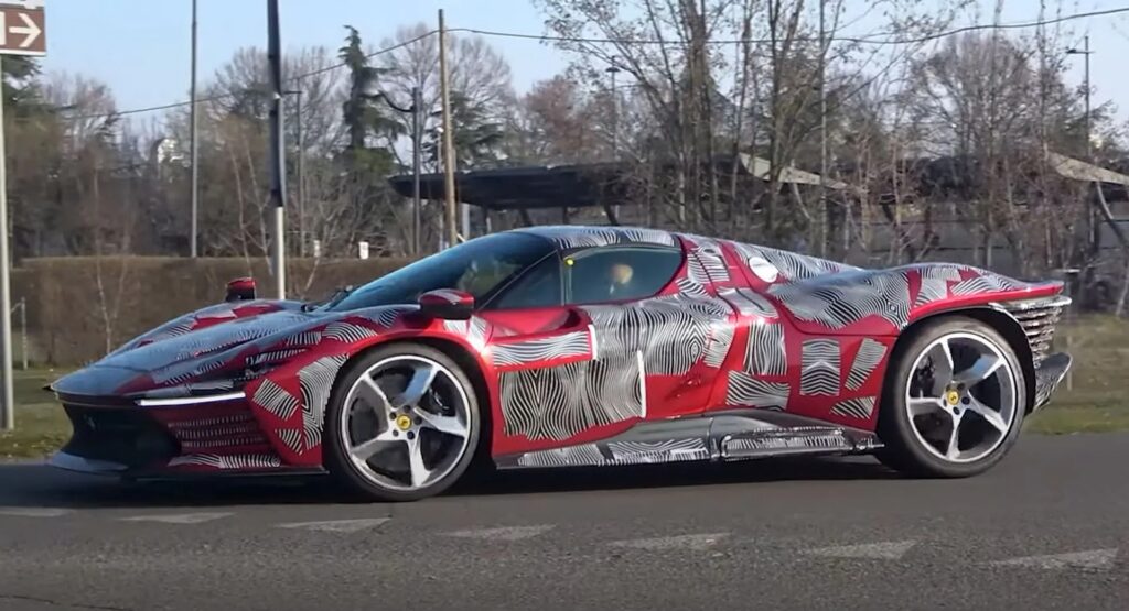 Ferrari Daytona SP3 avvistata in strada a Maranello [VIDEO]