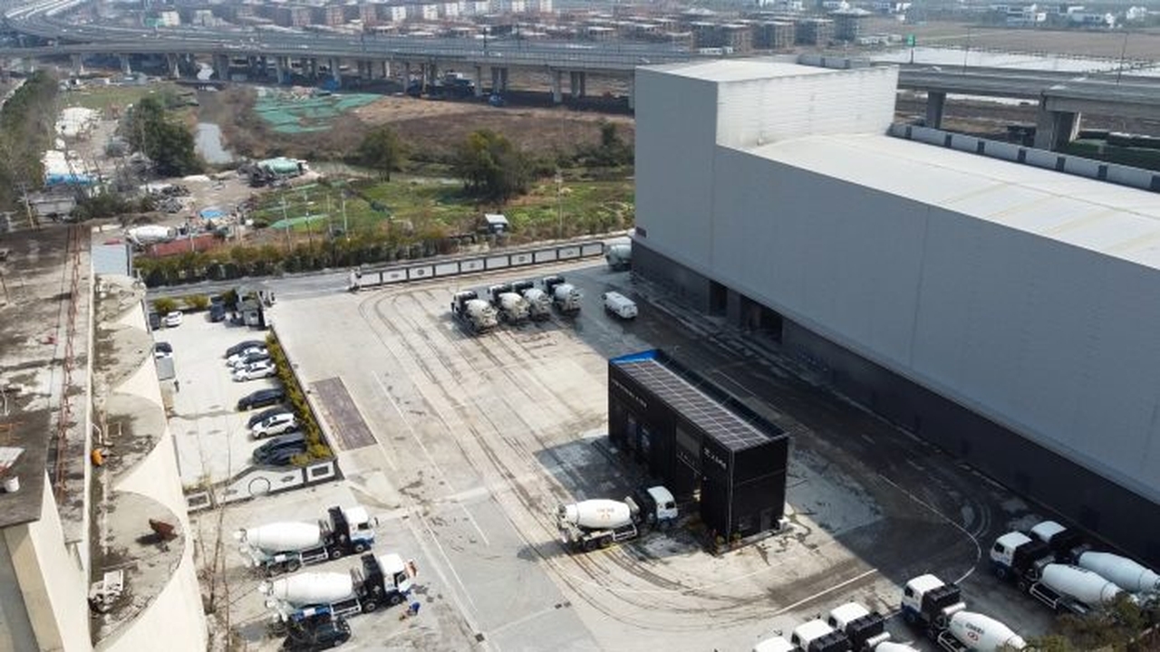 Geely realizza una grossa stazione di cambio batteria per i camion betoniera