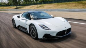 Maserati MC20: Jeremy Clarkson rimane bloccato dentro l’auto