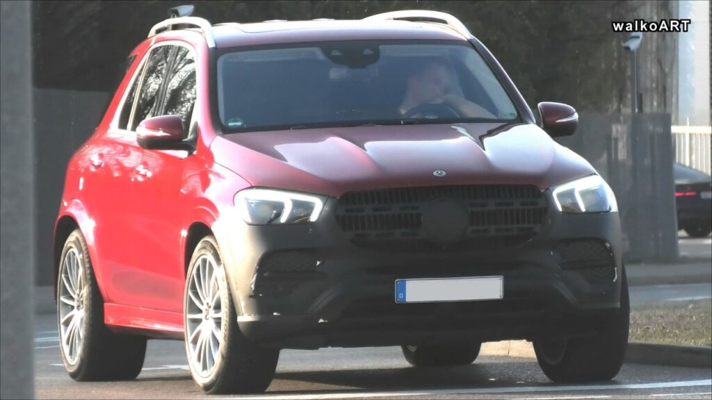 Mercedes GLE 2023: un prototipo rosso svela la nuova griglia definitiva [VIDEO SPIA]