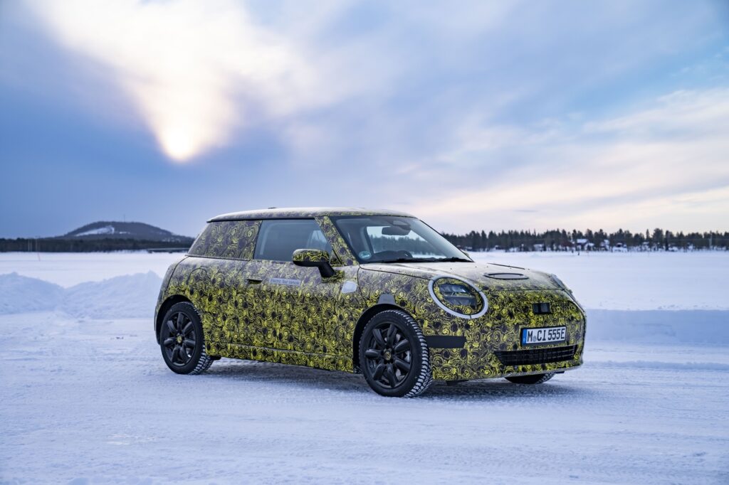 Nuova Mini 3 porte: i test si spostano sulla neve e sul ghiaccio [FOTO]