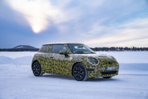 Nuova Mini 3 porte: i test si spostano sulla neve e sul ghiaccio [FOTO]