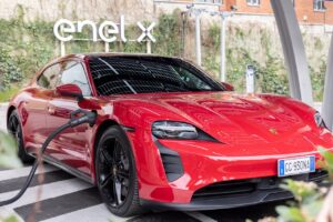 Porsche Taycan: ora è possibile accedere ai 15.000 punti di ricarica di Enel X Way