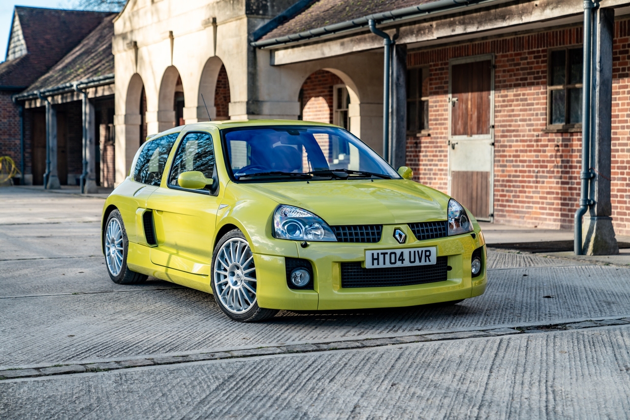 Renault Clio V6 Phase 2: un raro esemplare venduto all’asta a quasi 109.000 euro