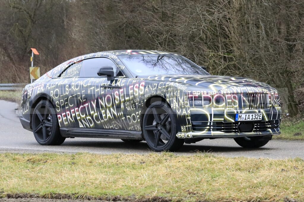 Rolls-Royce Spectre: nuovo prototipo avvistato sulle strade di Monaco [VIDEO SPIA]