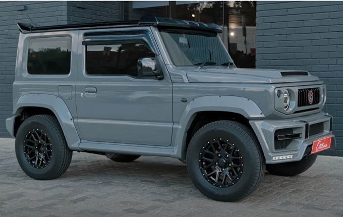 Suzuki Jimny: abito Liberty Walk per l’ambizioso tuning in stile Mercedes-AMG G63 [VIDEO]