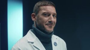 Volkswagen: il viaggio di Totti nel mondo della gamma ID. sta per iniziare [TEASER]