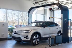 Volvo svela uno speciale robot capace di ispezionare le auto in pochi secondi