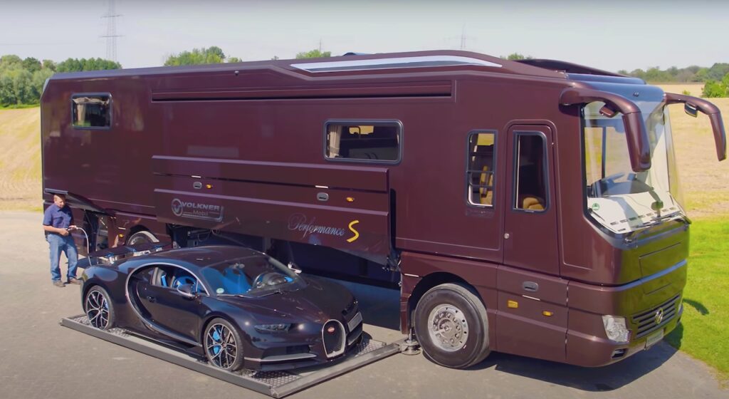 La Bugatti Chiron ed il camper con il garage per l’hypercar [VIDEO]