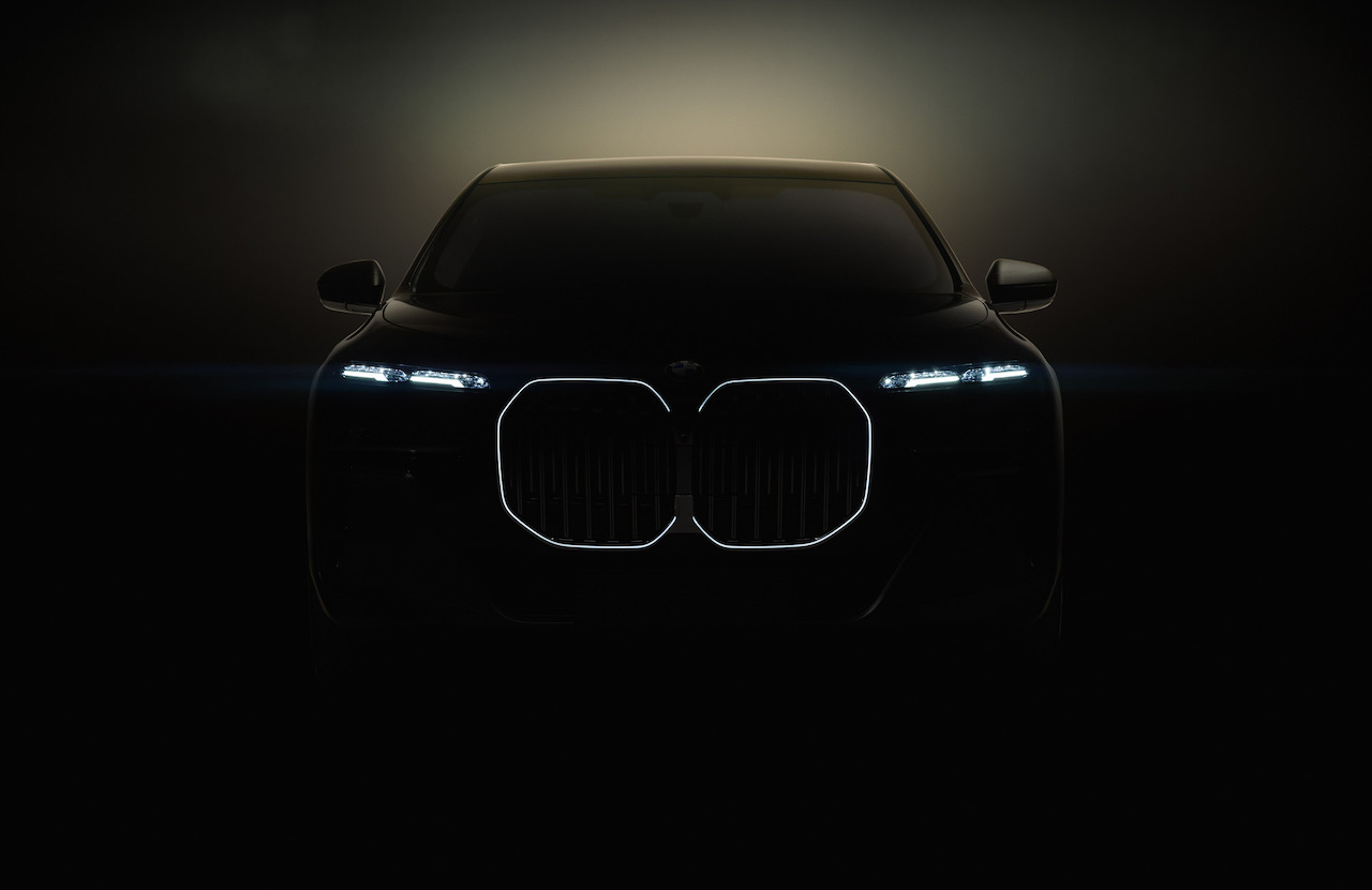 BMW Serie 7 2023: un nuovo teaser mostra il display 8K da 31”