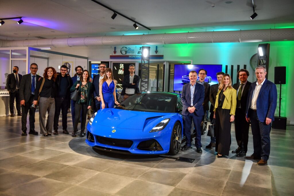 Lotus: nuova identità visiva per le concessionarie del marchio