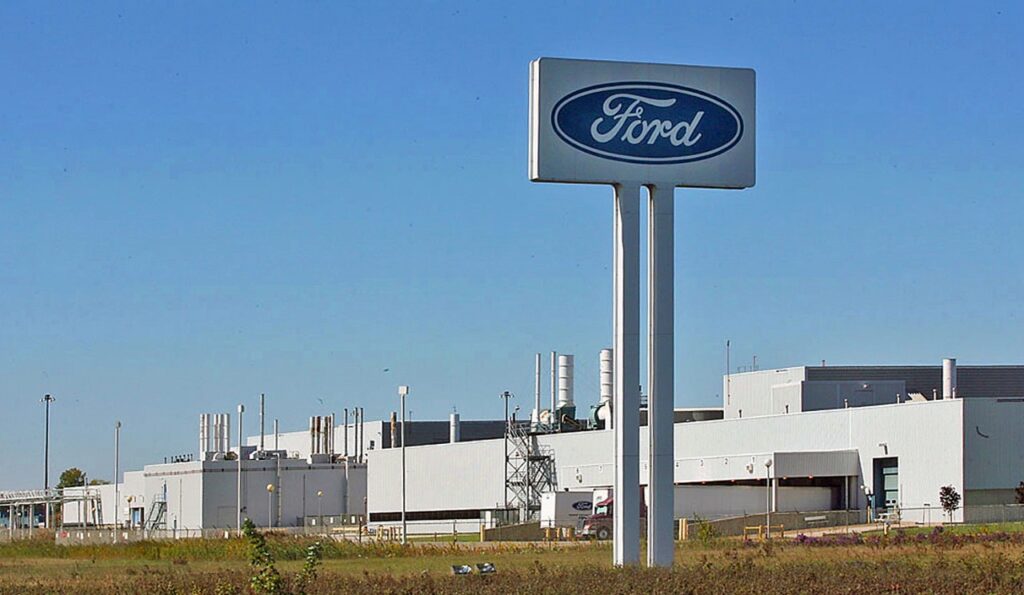 Ford: lo stabilimento di Windsor continuerà a produrre motori termici