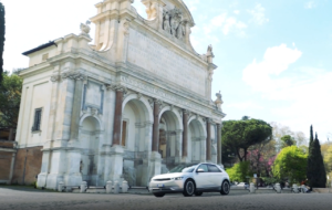 Hyundai Ioniq 5: i giocatori dell’AS Roma diventano turisti per un giorno nella Capitale [VIDEO]