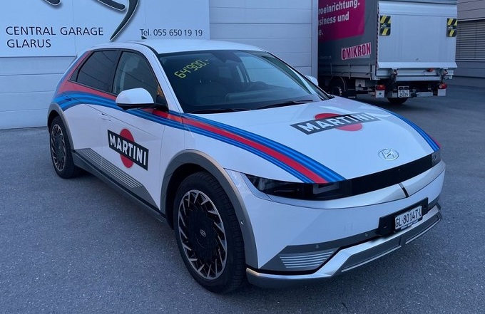 Hyundai Ioniq 5 con livrea Martini Racing: così l’elettrica si traveste da Lancia Delta HF Integrale [FOTO]