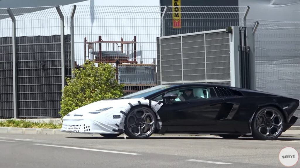 Lamborghini Countach LPI 800-4: beccato il primo esemplare nero [VIDEO]