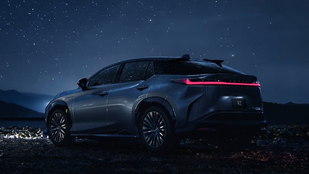 Lexus RZ 450e: ecco la tre quarti posteriore [TEASER]