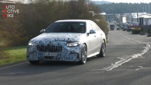 Mercedes-AMG C 43 2023: test sul Nurburgring per la nuova generazione [VIDEO SPIA]