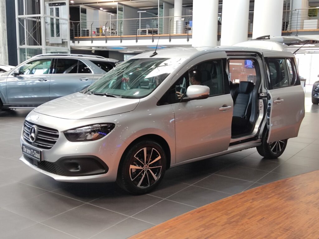 Mercedes Classe T: il nuovo mini van fino a 7 posti [FOTO LIVE e VIDEO]